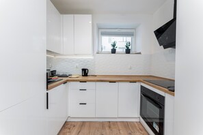 Frigorífico, horno y placa de cocina