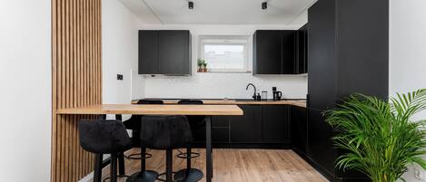 Fridge, oven, stovetop