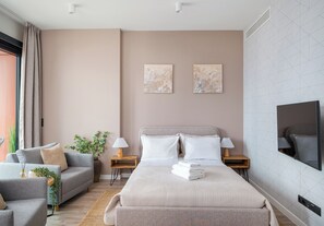 Tabla de planchar con plancha, wifi y ropa de cama