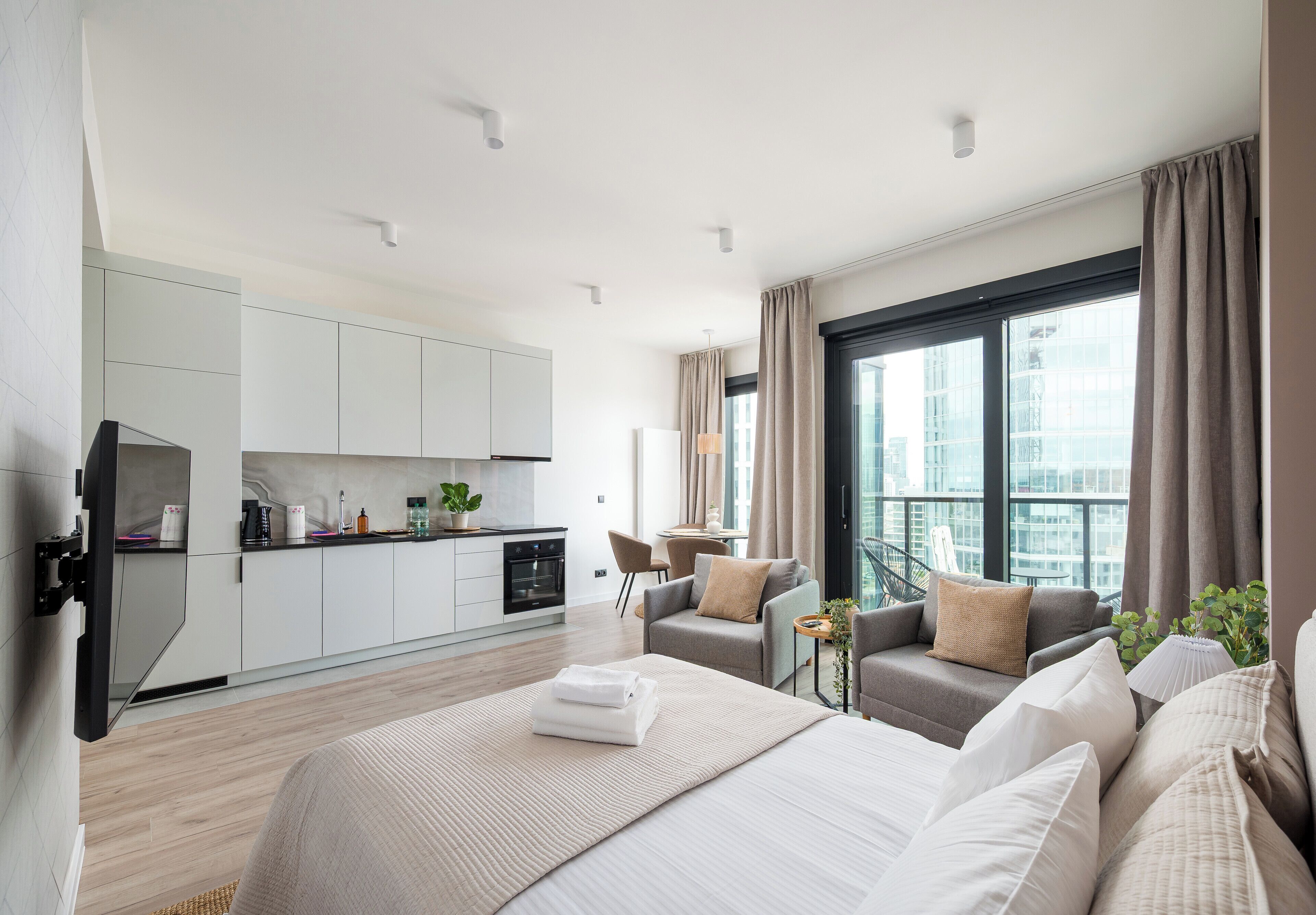 Iron/ironing board, WiFi, bed sheets