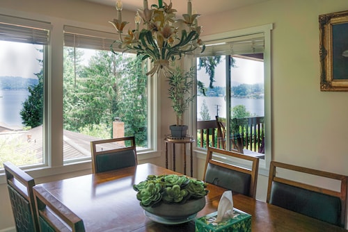 Bellevue Convenient 1 BR Lakeview House Upper Level