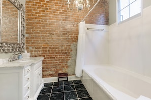 Jetted tub, hair dryer, towels