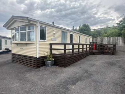 Charming 3-bedroom mobile home with WiFi and AC in Dunkineely