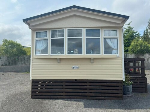 Charming 3-bedroom mobile home with WiFi and AC in Dunkineely