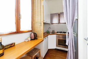 Réfrigérateur, micro-ondes, four, cafetière/bouilloire