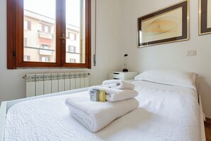 2 chambres, fer et planche à repasser, Wi-Fi gratuit, draps fournis