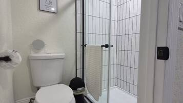 Een haardroger, handdoeken, zeep, toiletpapier