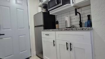 Een microgolfoven, een kookplaat