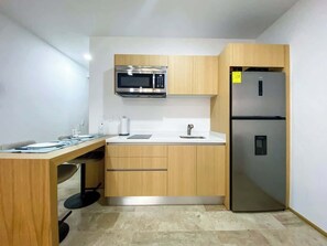 Frigorifero, microonde, forno, piano cottura
