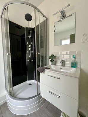 Een douche, een haardroger, handdoeken