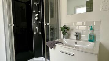 Shower, hair dryer, towels