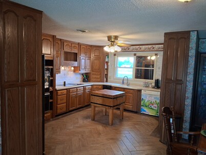 Bike, Fish, Relax 3 BR Lakefront Ranch House