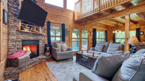 Triple Mountain View By Avantstay: Hot Tub, Game Room & Stunning Smoky Mountain Views - Gatlinburg, TN