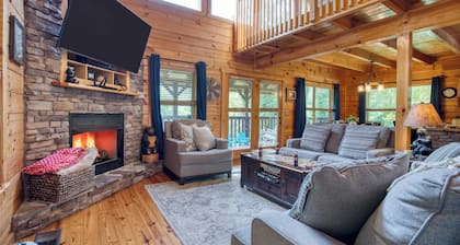 Triple Mountain View by Avantstay: Hot Tub, Game Room & Stunning Smoky Mountain Views