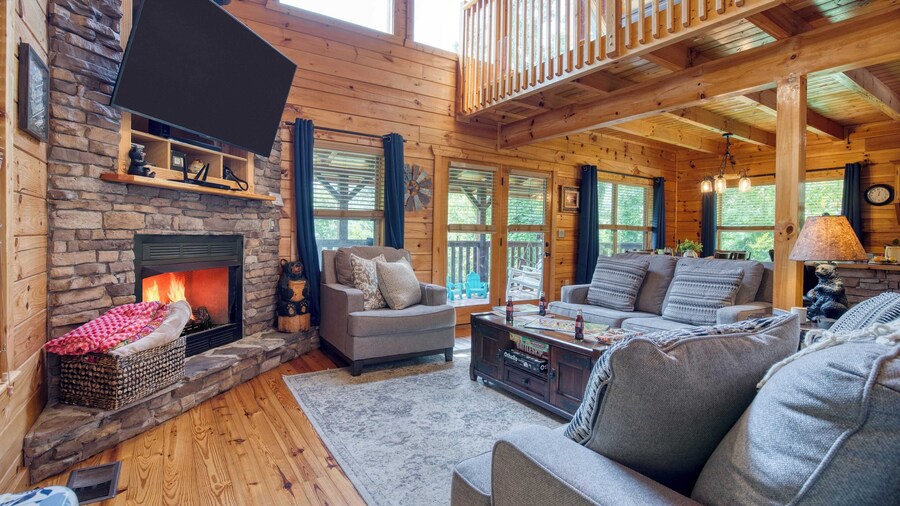 Triple Mountain View by Avantstay: Hot Tub, Game Room & Stunning Smoky Mountain Views
