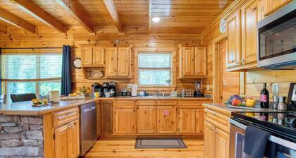 Triple Mountain View by Avantstay: Hot Tub, Game Room & Stunning Smoky Mountain Views