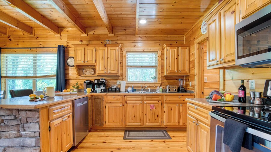 Triple Mountain View by Avantstay: Hot Tub, Game Room & Stunning Smoky Mountain Views