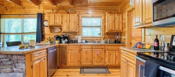 Triple Mountain View by Avantstay: Hot Tub, Game Room & Stunning Smoky Mountain Views