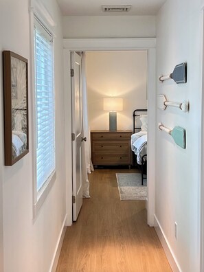 3 habitaciones, tabla de planchar con plancha y cuna de viaje