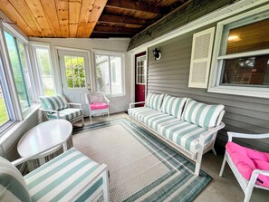 Smart TV, books - East of Rt. 1 in Wells - Sleeps 10, 1.1 miles to Beach, Fully Renovated in 2025! (Wells)
