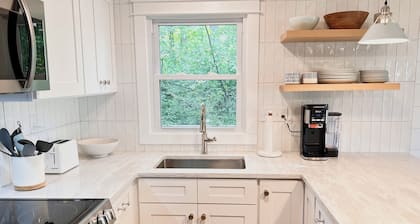 East of Rt. 1 in Wells - Sleeps 10, 1.1 miles to Beach, Fully Renovated in 2025!