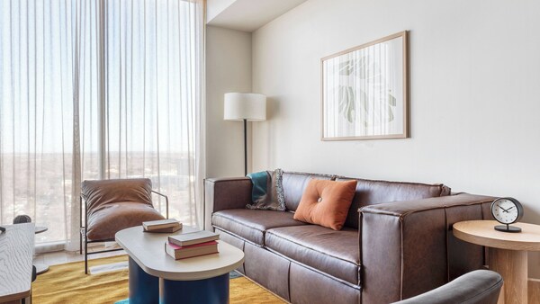 Luxe High Rise Near Dt Austin W/ Views Rooftop Pool, Gym, & Luxe Amenities - Austin, TX