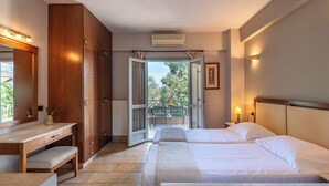 A bedroom with two beds, a desk, and a view of the outdoors. - ERATO & KALYPSO split level apartment (60m² for 2-5 people) (Egialia)