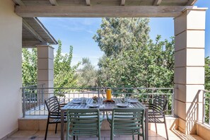 Outdoor dining - ERATO & KALYPSO split level apartment (60m² for 2-5 people) (Egialia)