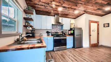 Een koelkast, een magnetron, een oven, een kookplaat