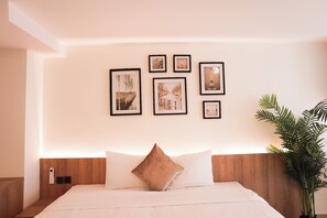 Elite Apartment | In-room safe, desk, laptop workspace, iron/ironing board