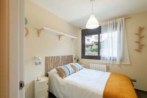 3 dormitorios, tabla de planchar con plancha, wifi gratis y ropa de cama