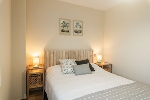 3 slaapkamers, een strijkplank/strijkijzer, gratis wifi, beddengoed