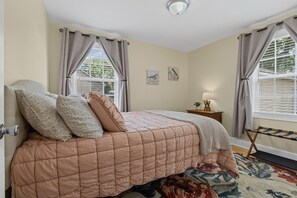 2 bedrooms, free WiFi, bed sheets - BreezeHome Cottage- Cozy Modern Stay in Shelbyville, Tn (Shelbyville)