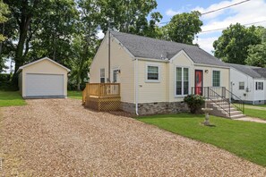Exterior - BreezeHome Cottage- Cozy Modern Stay in Shelbyville, Tn (Shelbyville)