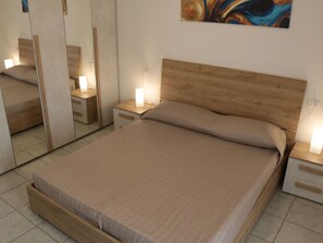 2 slaapkamers, reisbedje, gratis wifi, beddengoed