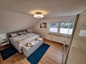 2 bedrooms, iron/ironing board, WiFi, bed sheets - Cozy vacation apartment with balcony on the Wurster North Sea coast (Wurster Nordseeküste)