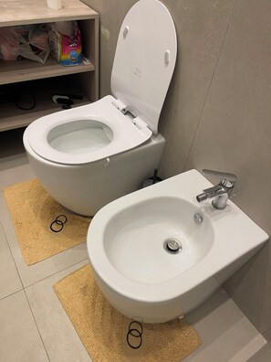 Een haardroger, handdoeken, zeep, toiletpapier