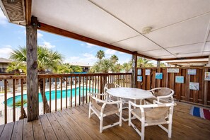 Outdoor dining - LPC225A The Sandbar,Pet Friendly, Shared Pool, Minutes to the Beach (Port Aransas)