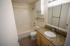 Haartrockner, Handtücher, Seife, Toilettenpapier