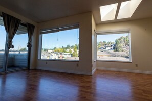 Interior - Top quality, fully equipped 1 bdrm, bath, full kitchen in popular Fremont center (Seattle)