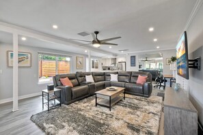 Smart TV, chimenea y libros