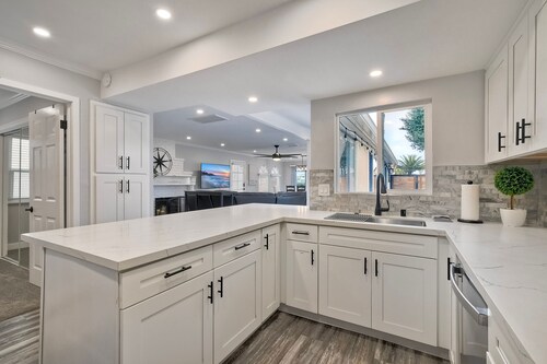 Luxury Beach Duplex | Sleeps 9 | Dog-Friendly | A/C | Fire Pit & Grill