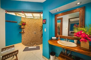 Ducha, secador de pelo, toallas y jabón