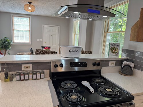 Pleasantly Charming 2-bedroom duplex in  Wynnton Village Historic District.