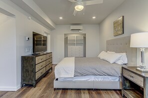 2 bedrooms, free WiFi, bed sheets - Modern Escape: Brand New & Resort-Style Amenities like Pool and Golf Sim (Marble Falls)