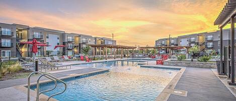 Una piscina al aire libre