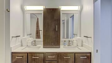 Toallas, jabón, papel de baño