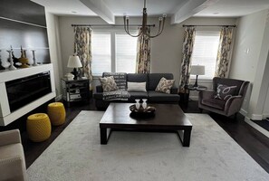 Smart TV, fireplace - Cozy taste of luxury & exclusivity near downtown St. John's! (St. John's)