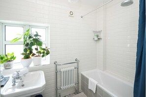 Hair dryer, towels - Stylish 3BD Home - Great Location (Greater London)