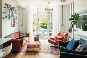 TV - Stylish 3BD Home - Great Location (Greater London)
